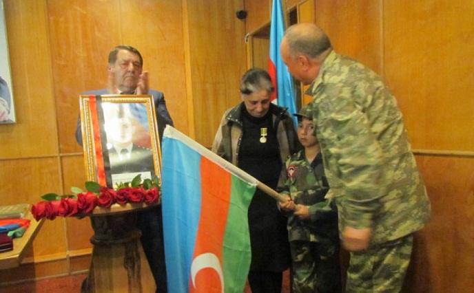 Şəhid zabitin medalı ailəsinə təqdim olunub
